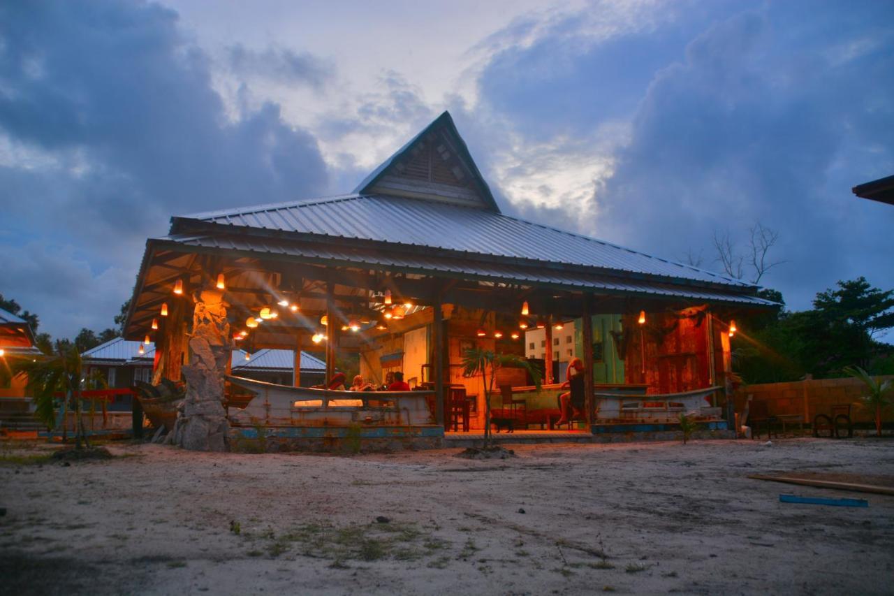 Tanjungbinga Rock And Wreck Dive Resort מראה חיצוני תמונה